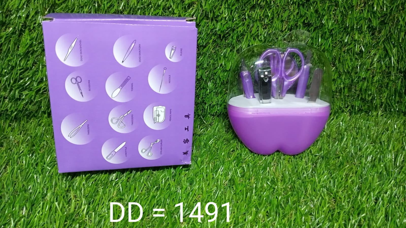 Apple-shaped nail kit with eight different tools Apple-shaped nail kit with eight different tools